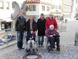 Bild Auffahrt zur Kirche: Emma Issing mit Joachim Eck, Matthias Gernert, Herbert Gransitzki und dem kleinen Sohn von Joachim Eck.