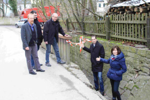 SPD-Bürgermeisterkandidat Joachim Eck machte sich mit seinem Kandidaten-Team (Cord Tappe, Martin Rummel, Gerhard Grünewald, Ingrid Stryjski) ein Bild vom Zustand des Geländers an der Wasserrinne