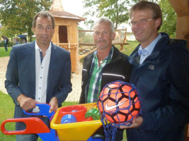 Bürgermeister Joachim Eck (links) und Ortssprecher Tilo Hemmert (rechts) bedanken sich für den großen Arbeitseinsatz des Bürger- und Gartenbauvereins bei der Sanierung des städtischen Spielplatzes in Erlach stellvertretend bei Stefan Michel (Foto Reppert)