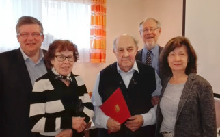 Ingrid Stryjski, Walter Kolbow, Volkmar Halbleib bei der Ehrung von Wolfgang Meding