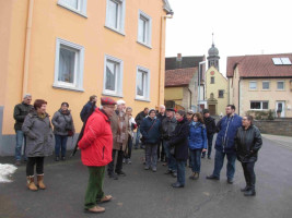 Peter Wesselowsky stellt der SPD-Wandergruppe den Ortsteil Hohestadt vor.