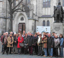 SPD-Reisegruppe vor dem Bachdenkmal