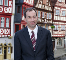 Bürgermeister-Kandidat Joachim Eck vor Ochsenfurter Altstadt-Kulisse