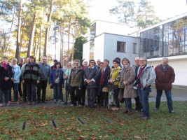 SPD-Reisegruppe vor Bauhaus-Wohngebäuden II