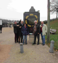 Vor dem Völkerschlachtdenkmal: Teilnehmer der Reisegruppe mit dem Veranstaltungsplakat