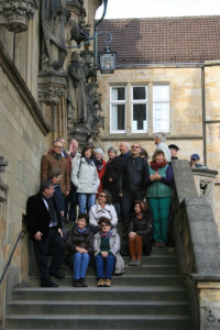 Die Ochsenfurter auf der Rathaustreppe von Osnabrück (Foto Dr. Ulli Röll)