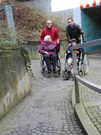 Bild: Emma Issing mit Joachim Eck und Physiotherapeut Helmut Werner an der Auffahrt zur Alten Post.