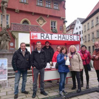 Foto: SPD-Mitglieder im Gespräch mit Bürgern bei der Aktion Rat-Häusle zum Thema Informationspolitik