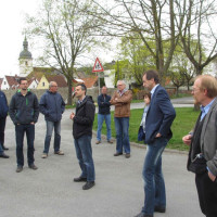 Foto: Westlich der Dorfmauer diskutierte man über die Zukunft des Grundschulgebäudes und die Entwicklung des Wiesenweges
