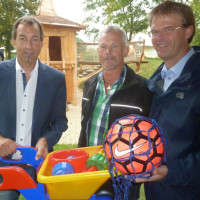 Bürgermeister Joachim Eck (links) und Ortssprecher Tilo Hemmert (rechts) bedanken sich für den großen Arbeitseinsatz des Bürger- und Gartenbauvereins bei der Sanierung des städtischen Spielplatzes in Erlach stellvertretend bei Stefan Michel.