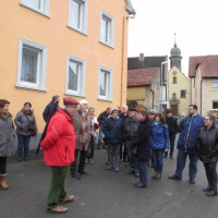 Wesselowsky stellt der SPD-Wandergruppe den Ortsteil Hohestadt vor.