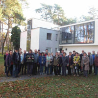 SPD-Reisegruppe vor Bauhaus-Wohnhäusern